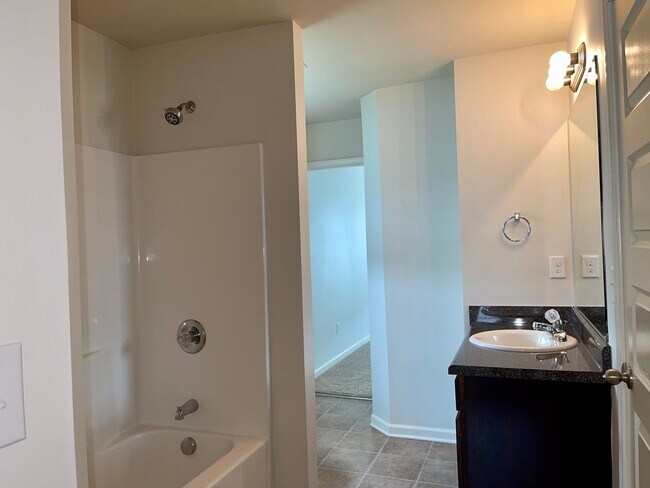Building Photo - Spacious, Immaculate 4 Bed/2.5 Bath Home i...