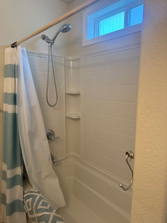 Building Photo - Furnished 1 bedroom in South Redding