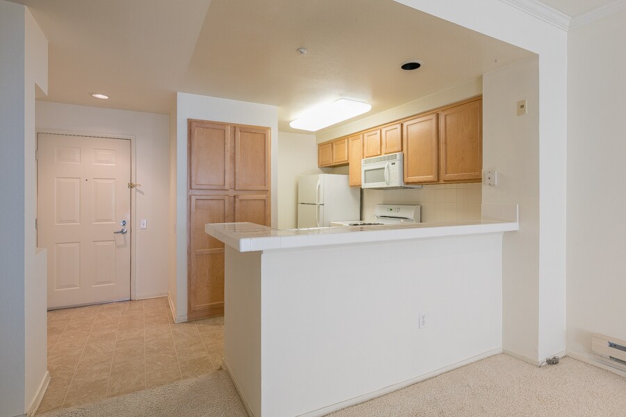 Building Photo - 320 Caldecott Ln