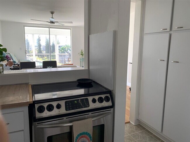 Building Photo - 2851 Leonard Dr