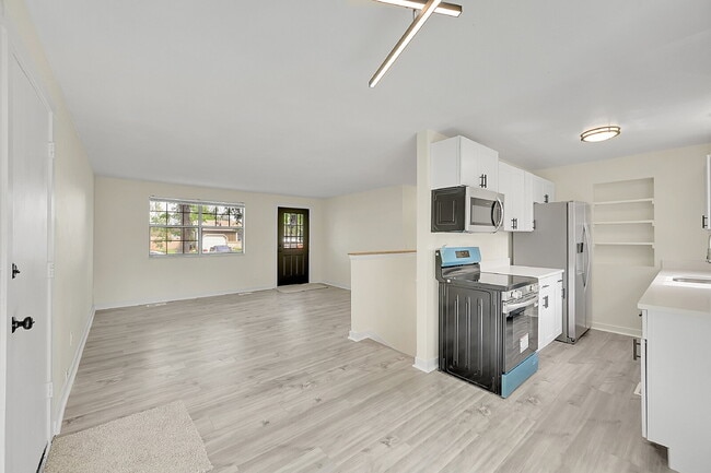 Building Photo - $2,195.00, 3-bed, 1-bath, located in Thorn...