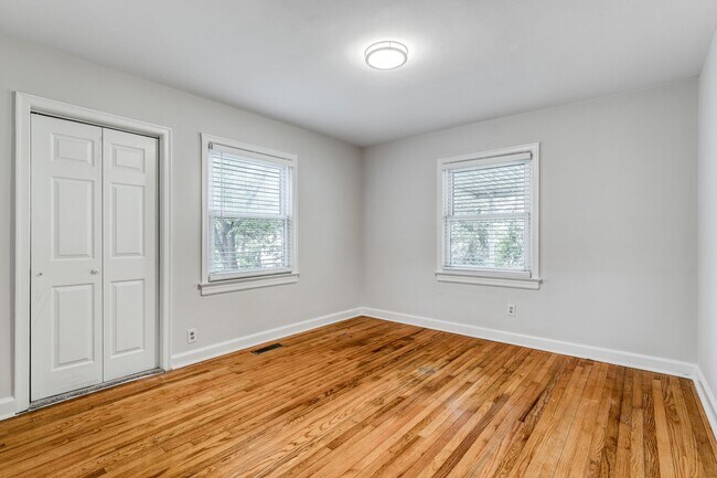 Building Photo - 2 Bed, 2 Bath in the Garden Homes neighborhood of Greensboro!