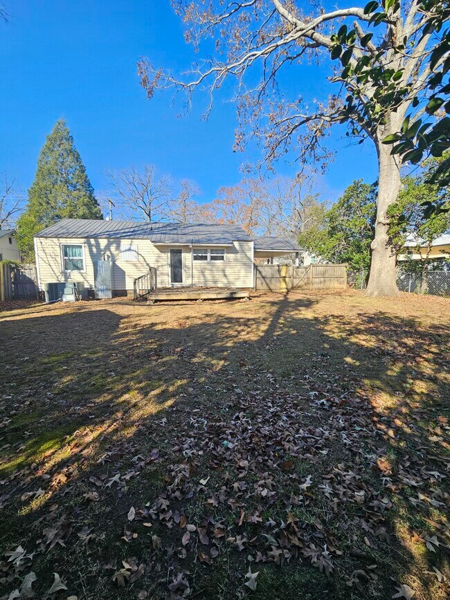 Building Photo - 418 Palm Dr S