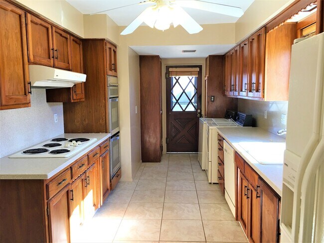 Building Photo - 2 Bed 1.5 Bath | Single Story | Nob Hill L...