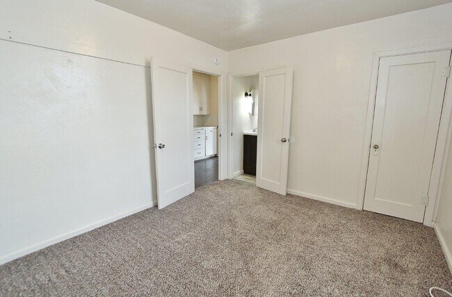 Building Photo - 811 8th Ave N