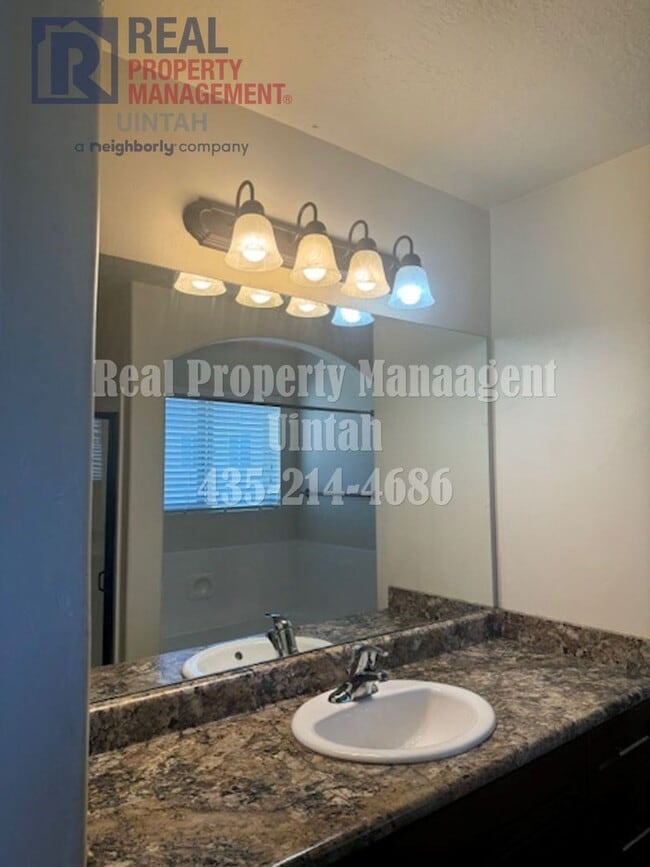 Building Photo - 3 bed 2.5 bath townhome in Fox Run