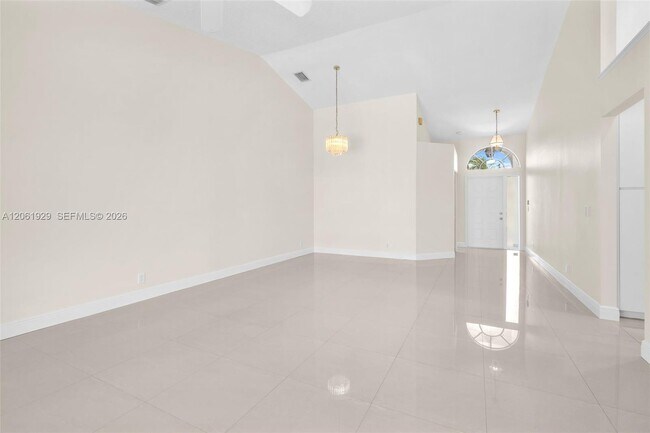 Building Photo - 17194 Ventana Dr