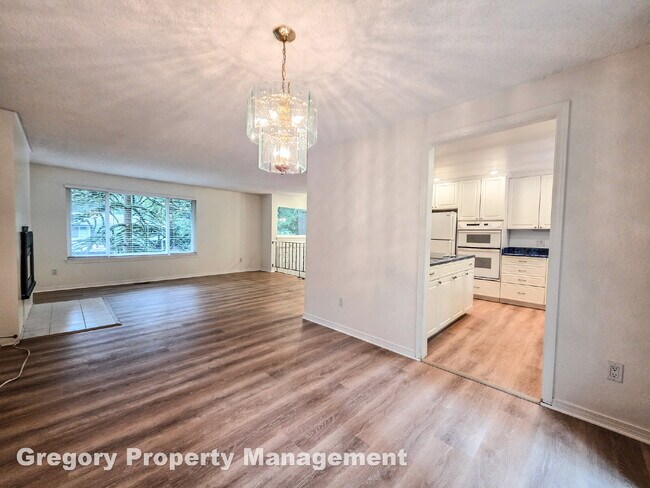 Building Photo - !! $3500 for 18 month lease !!  Private La...