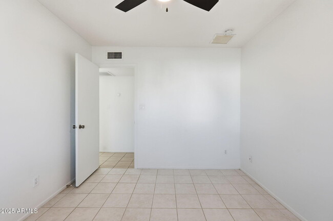 Building Photo - 1321 E Townley Ave