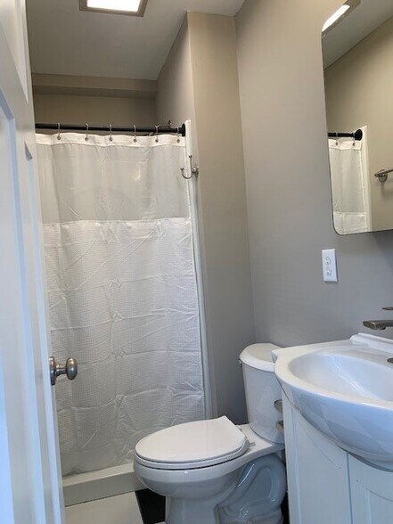 Building Photo - 827 W 44th St