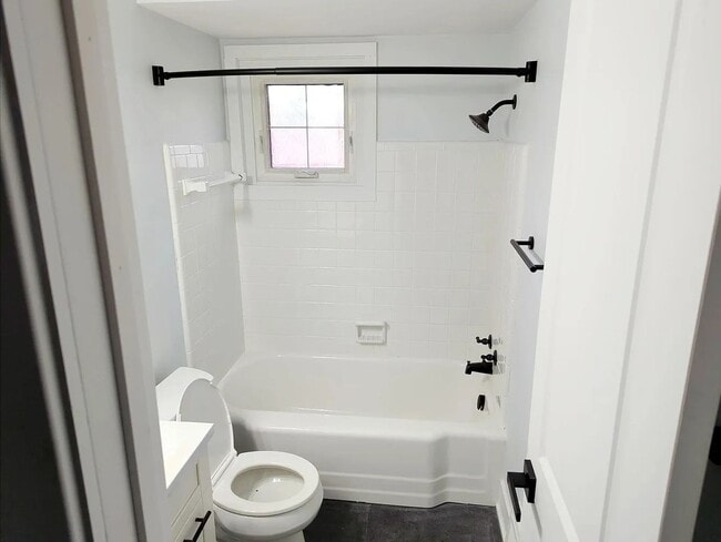 Building Photo - 410 Fairfield Ave NW