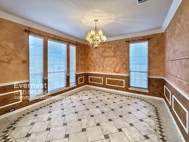 Building Photo - Spacious 5-Bedroom Retreat with Modern Com...