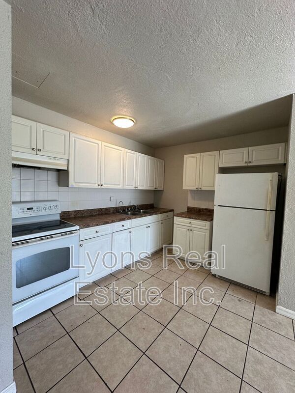 Building Photo - 2210 Cantor Ln