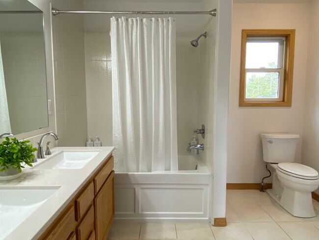 Building Photo - 28 Valley View Ln