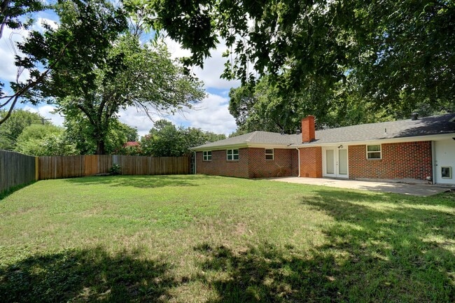 Building Photo - Updated 3 Bedroom / 2 Bathroom