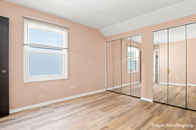 Building Photo - 246 Shadow Bend Dr