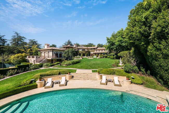 Building Photo - 1550 Amalfi Dr