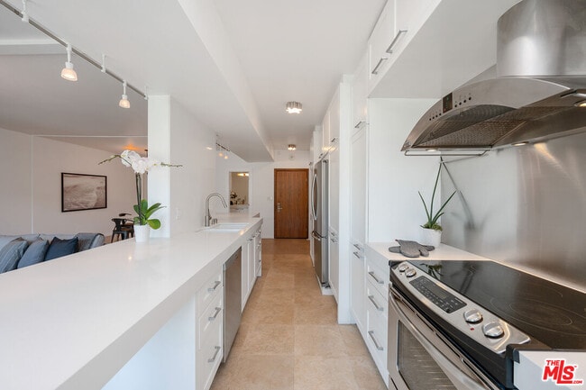 Building Photo - 838 N Doheny Dr