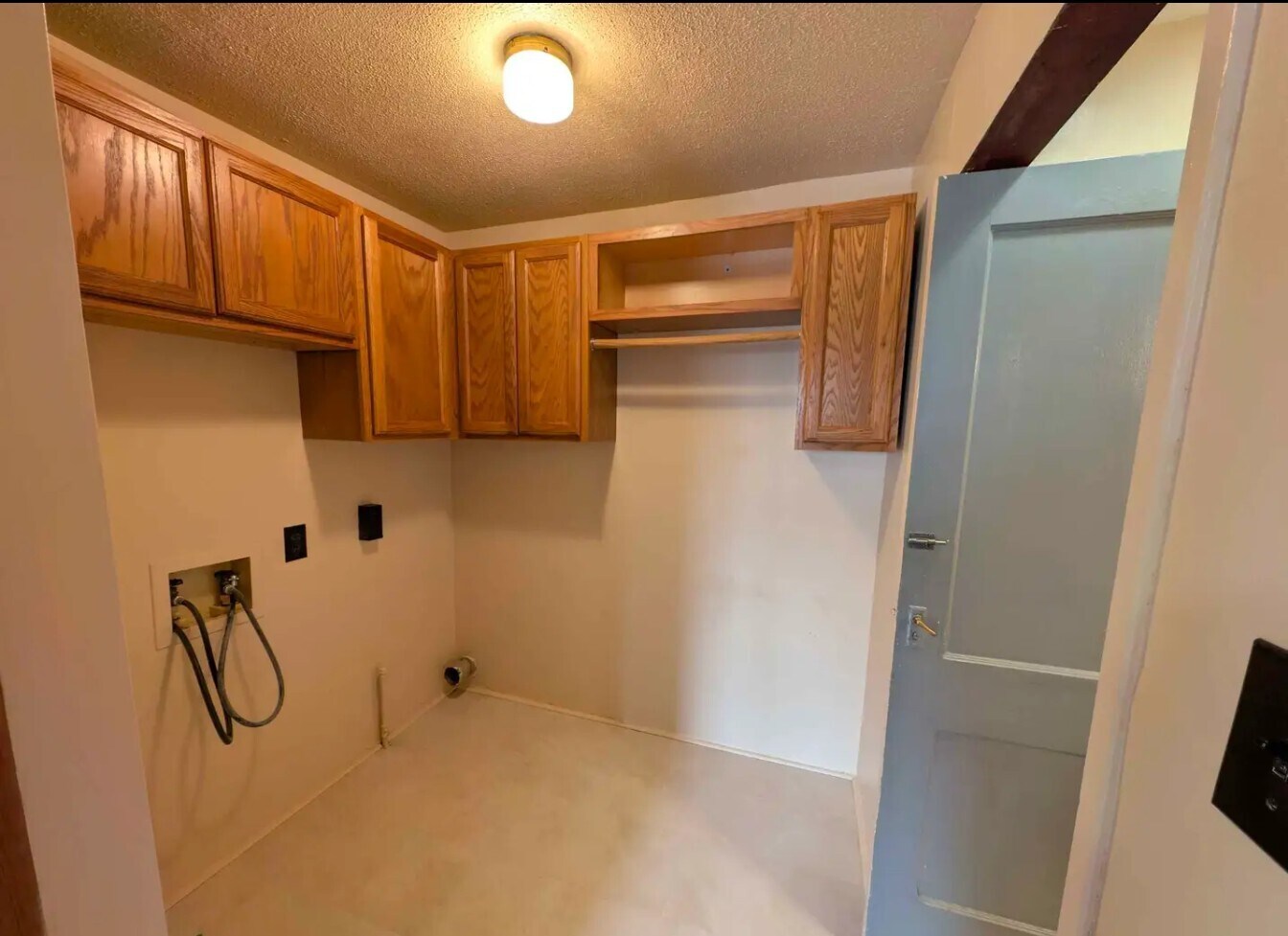 Building Photo - 501 School St