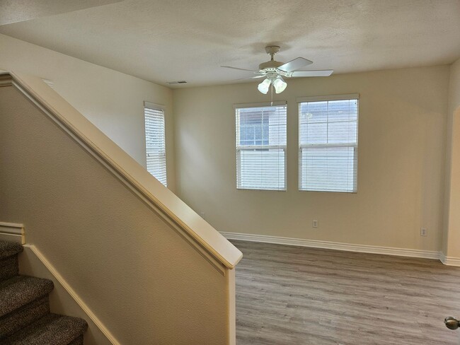 Building Photo - New Carpet & Paint 3 Bd 2.5 Ba Townhome In...