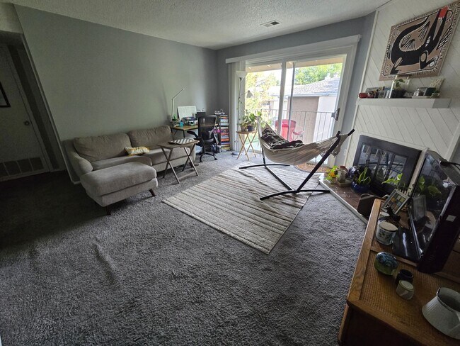 Building Photo - One Bedroom Condo