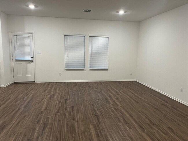 Building Photo - 105 Five Mile Cove