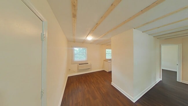 Building Photo - Beautifully Renovated 2/1 - Convenient Loc...