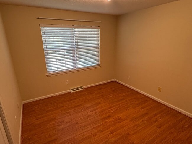 Building Photo - Charming 5 Bedroom Home off Lakeside Drive