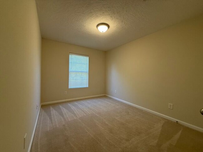 Building Photo - Brentwood - SPACIOUS 3 Bedroom Townhome in...