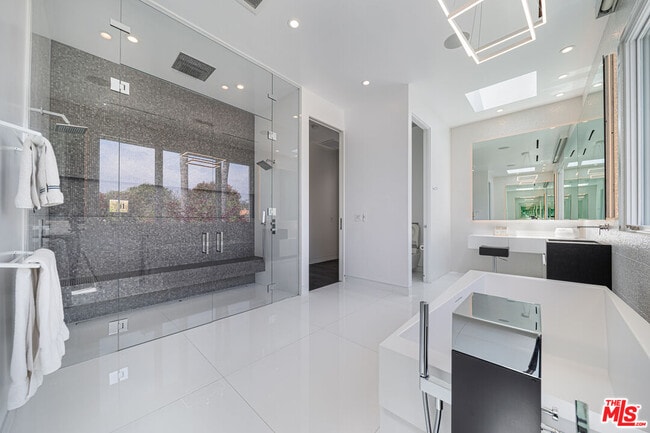 Building Photo - 511 N Rexford Dr