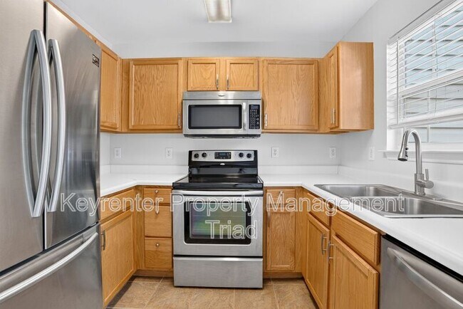 Building Photo - 104 Tannenbaum Cir