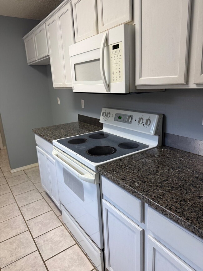 Building Photo - "Charming 3-Bed, 2-Bath Home with 1,368 Sq Ft of Comfort on Tradition Avenue!"