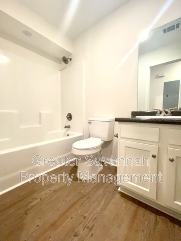 Building Photo - 402 E 3rd St