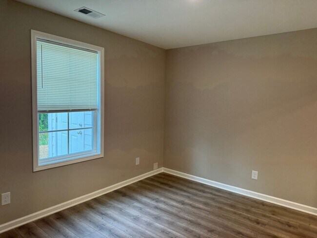 Building Photo - 213 Mountaindale Dr