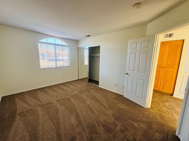 Building Photo - THE BEST OF BOTH WORLDS – FRESH & READY!