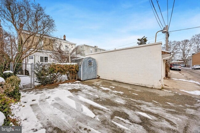 Building Photo - 437 Roxborough Ave