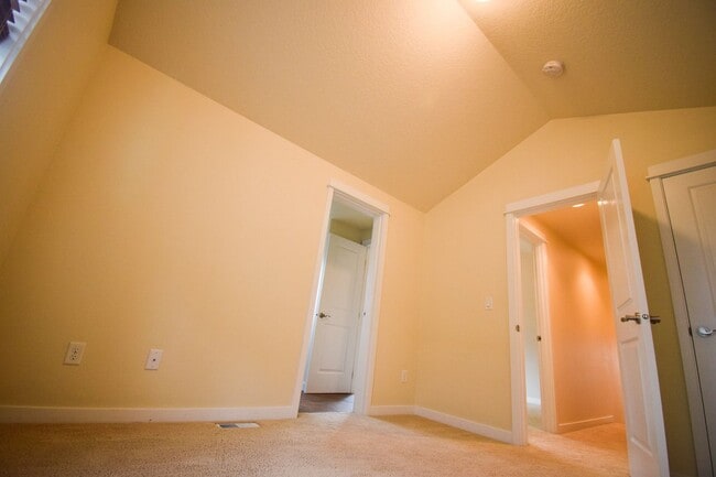 Building Photo - Beautiful Condo In the Heart of Beaverton!