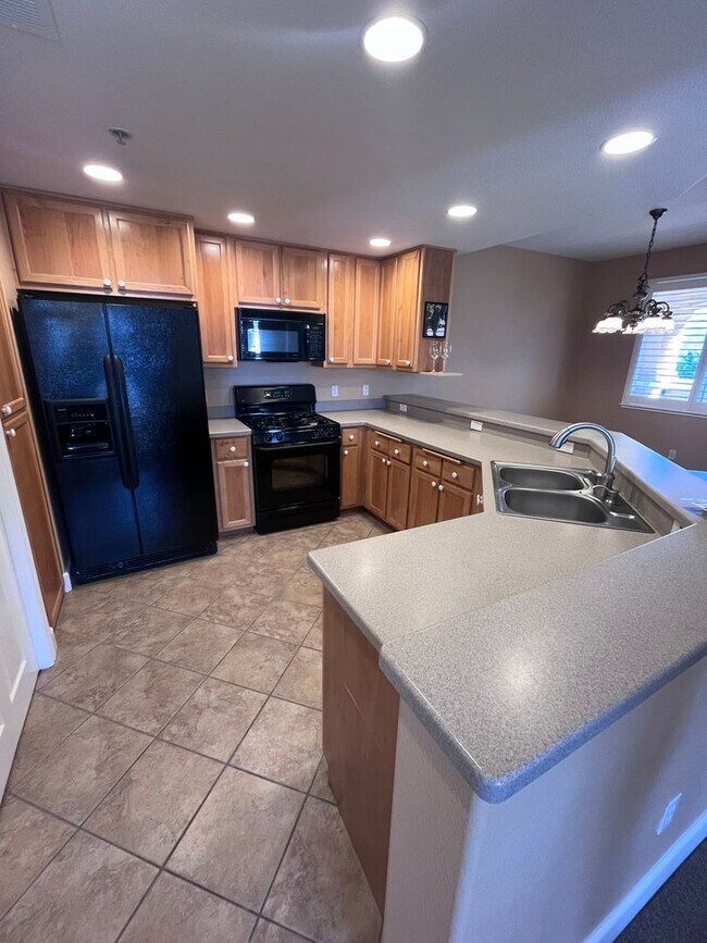 Building Photo - BEAUTIFUL CONDO AT THE PHOENICIAN IN ROSEVILLE!! $500 OFF FIRST MONTH'S RENT!!