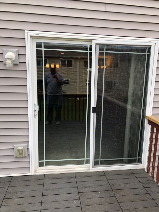 Building Photo - Must See!  2 Bedroom 2.5 Bath Condo