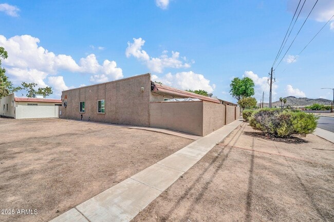 Building Photo - 2701 E Tierra Buena Ln