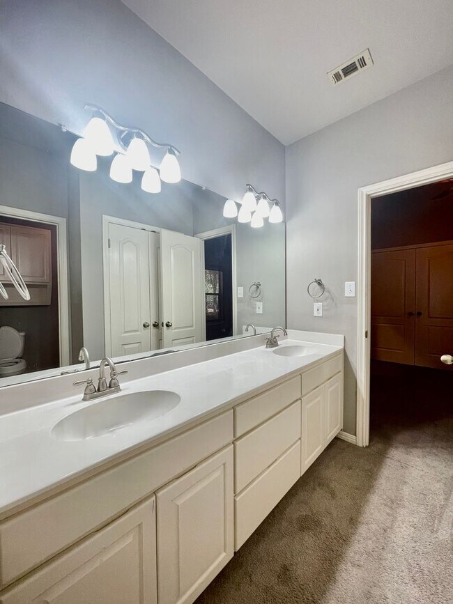 Building Photo - Elegant, Spacious Home Backing Up To Greenspace
