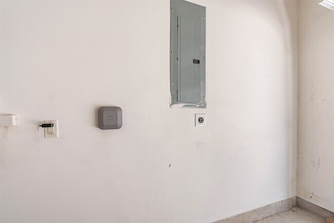 Building Photo - 212 W 6th St