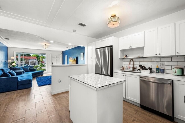 Building Photo - 1545 Normandy Dr