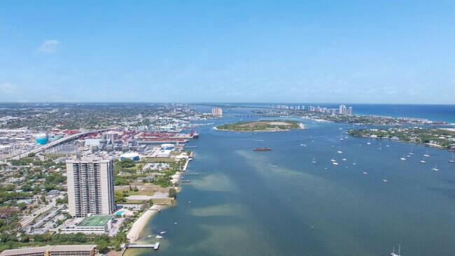 Building Photo - 5600 N Flagler Dr