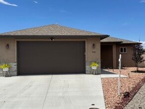 Building Photo - CUTE 3 BED, 2 BATH HOUSE Spacious inside a...