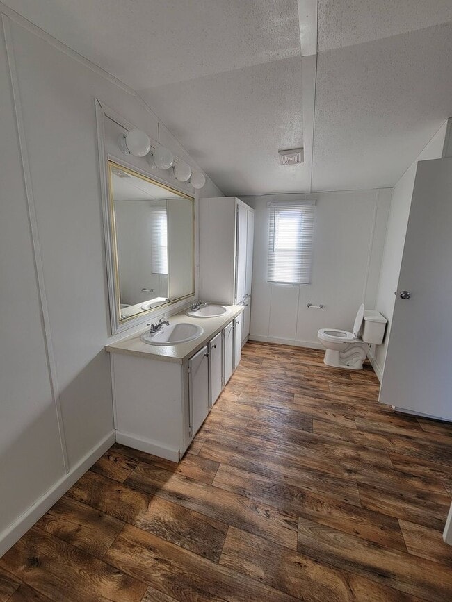 Building Photo - Ready to Move in