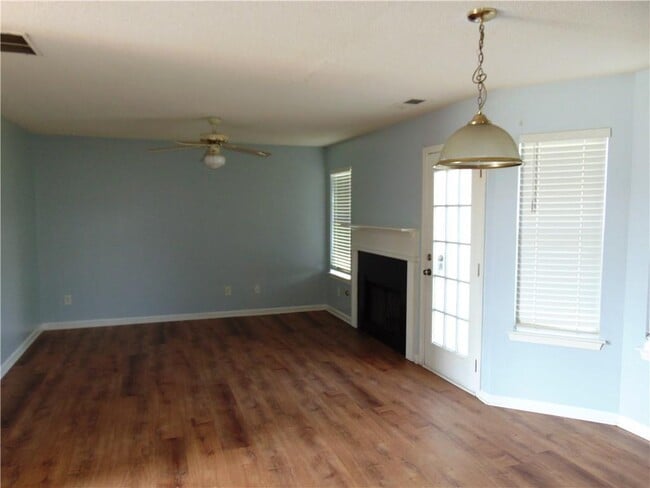 Building Photo - 611 Dove Ln