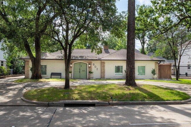 Building Photo - 802 N Wilcrest Dr