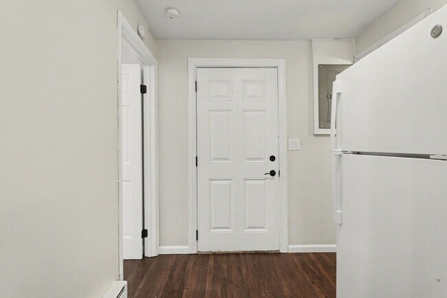 Building Photo - Updated 1 Bedroom Rental Close To Downtown $850/month