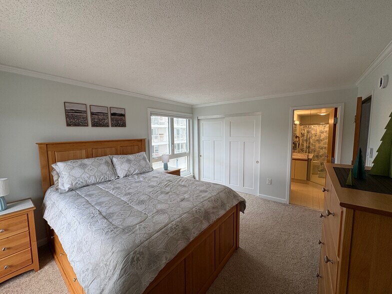 Mstr BR & Bath - 219 E Grand Ave